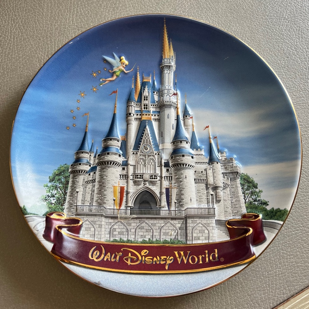 Disney Wold; Collectible Plate featuring the Castle at Magic Kingdom